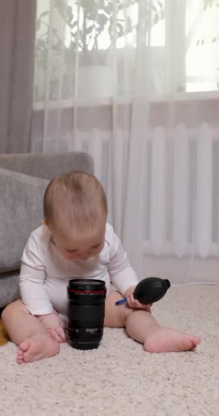 Mała Dziewczynka Bawiąca Się Dmuchawą Powietrza Obiektywem Kamery Domu Mały — Wideo stockowe