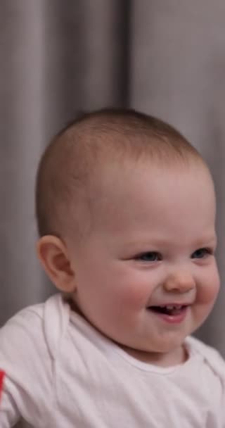 Close Feliz Pequena Menina Caucasiana Rindo Babyhood Saudável Despreocupado — Vídeo de Stock