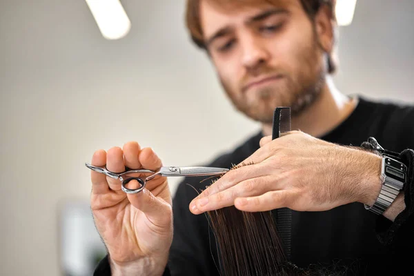 Professional Male Hairdresser Scissors Cutting Female Hair Salon — Stock fotografie