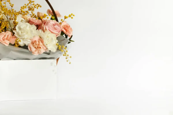 白い背景に美しい花束の白とピンクの花を持つボックス 春の花 コピースペース — ストック写真