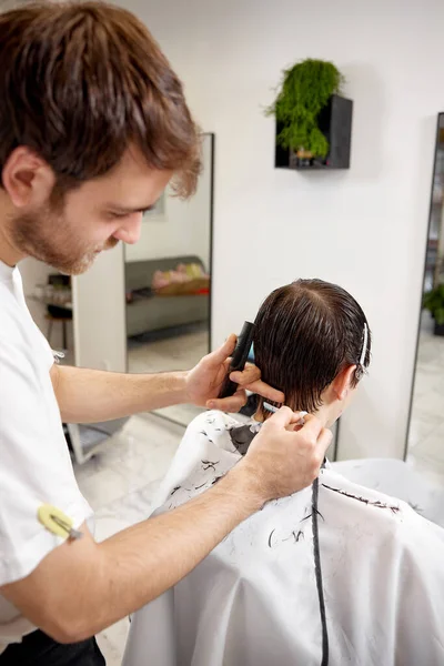 Young Caucasian Man Getting Haircut Professional Male Hairstylist Using Comb — Stock Photo, Image