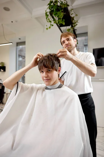 Young Caucasian Man Getting Haircut Professional Male Hairstylist Barber Shop — Stock Photo, Image