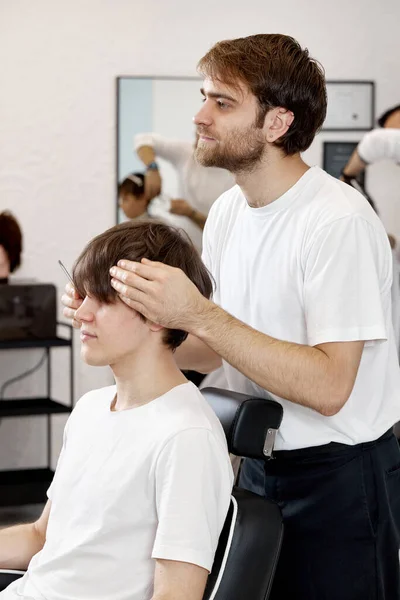 Barber Combing Caucasian Man While Sitting Chair Haircut Barbershop Client — Stok fotoğraf