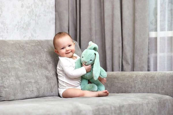 Schattig Baby Meisje Spelen Met Zacht Speelgoed Bunny Thuis — Stockfoto