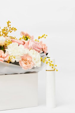 Kozmetik güzellik ürünü. Doğal malzemeli ve bahar çiçekli bir şişe. Doğal kavram