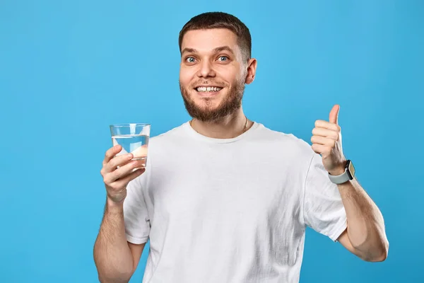 Bonito Barbudo Homem Branco Shirt Com Beber Copo Água Mostrando — Fotografia de Stock