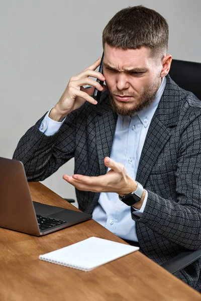 Upset Angry Bearded Businessman Sitting Chair Desk Talking Phone Using — Stok fotoğraf
