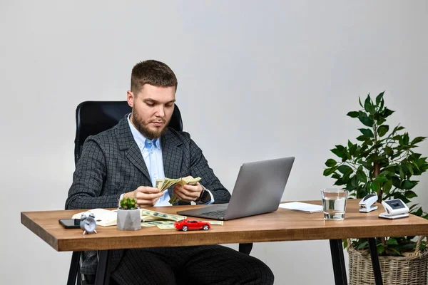 Young Bearded Businessman Works Laptop Counts Money Office Desk — Stock Photo, Image