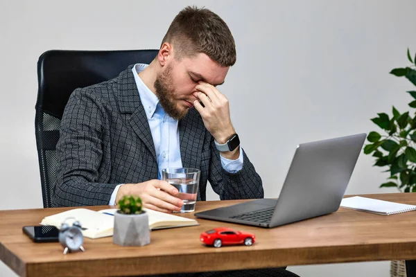 Bearded Man Sitting Chair Desk Suffering Headache Workplace Using Laptop — Stock fotografie
