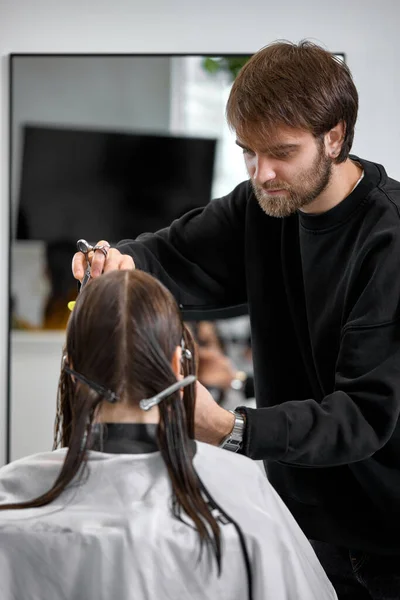 Professional Male Hairdresser Scissors Cutting Female Hair Salon — Stok fotoğraf