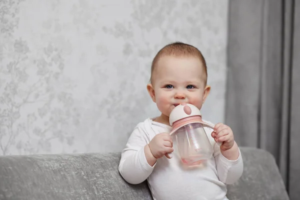 Klein Kind Meisje Vasthouden Fles Drinkwater Thuis — Stockfoto