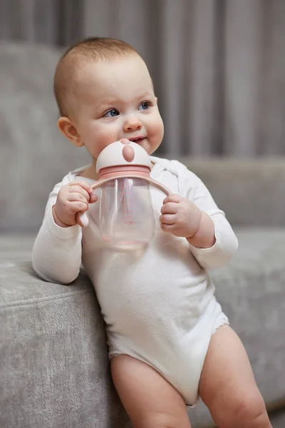 Słodkie Dziecko Dziewczyna Gospodarstwa Butelki Wody Pitnej Domu — Zdjęcie stockowe
