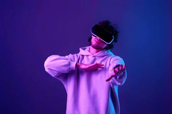 Man Sweatshirt Using Virtual Reality Headset Blue Background Neon Lighting — Fotografia de Stock