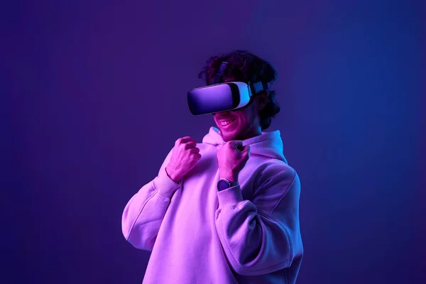 Man Sweatshirt Using Virtual Reality Headset Blue Background Neon Lighting — Zdjęcie stockowe