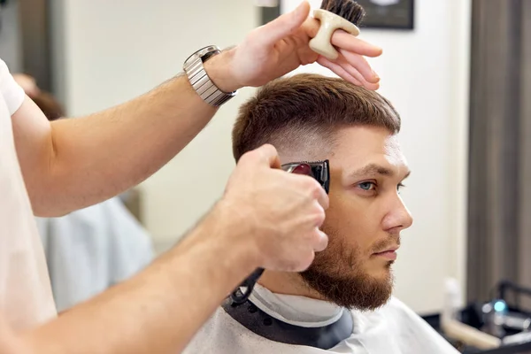 Kadeřnické Ostříhané Vlasy Střihačem Pohledném Vousatém Muži Holičství — Stock fotografie