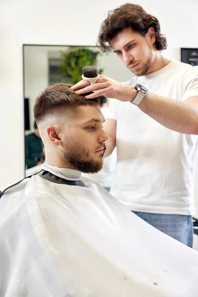 理发店里 理发师把头发剪得很短 剪得很短 留着一头英俊的胡子 — 图库照片