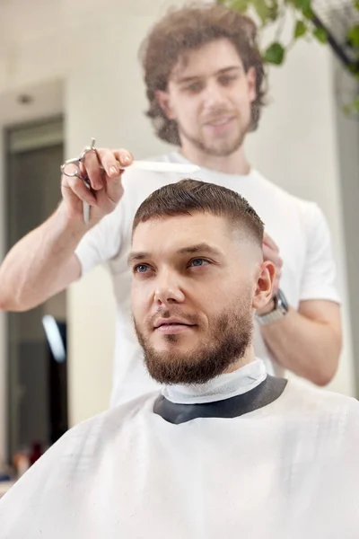 Hairdresser Does Haircut Caucasian Bearded Man Using Comb Grooming Scissors — 스톡 사진
