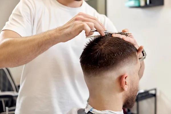 Close Hairdresser Does Haircut Caucasian Bearded Man Using Comb Grooming — Stock Photo, Image