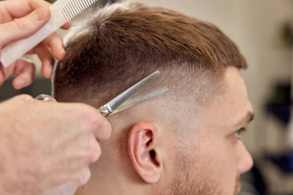 Professional Hairdresser Does Haircut Caucasian Bearded Man Using Comb Scissors — Stock fotografie
