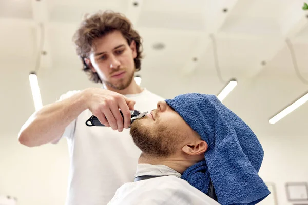 Barber Shaving Handsome Bearded Man Barber Shop — Stock Photo, Image
