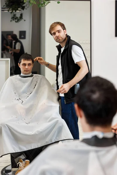 Professional Hairdresser Does Haircut Caucasian Client Man Barber Shop — Stock Photo, Image
