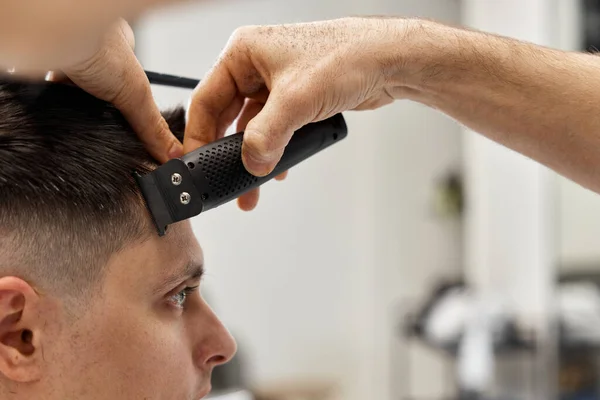 Fryzjer Golił Białego Człowieka Salonie Fryzjerskim Zbliżenie — Zdjęcie stockowe