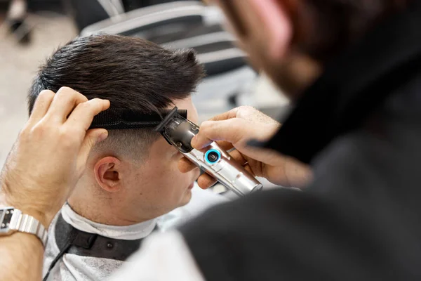 Barbier Rasage Homme Caucasien Dans Salon Coiffure Gros Plan — Photo