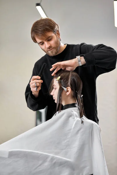 Professional Male Hairdresser Scissors Cutting Female Hair Salon — Fotografia de Stock