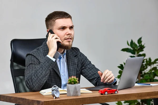Uomo Affari Che Lavora Con Computer Portatile Avere Conversazione Telefonica — Foto Stock