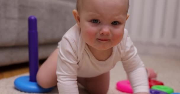 Cute Baby Girl Gry Kolorowe Piramidy Zabawki Siedzi Dywanie Domu — Wideo stockowe