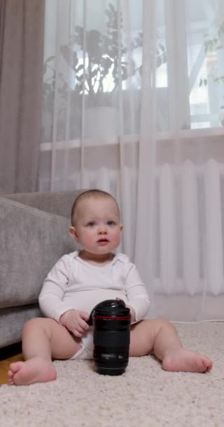 小女孩在家里玩空气扬尘机和相机镜头 未来的小摄影师用黑色鼓风机清洁镜片 — 图库视频影像