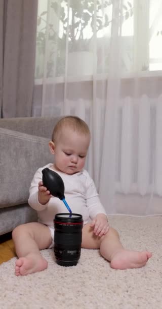 Pequena Menina Brincando Com Ventilador Lente Para Câmera Casa Futuro — Vídeo de Stock