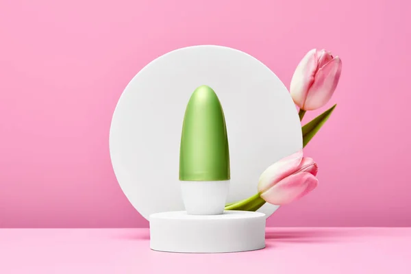 Desodorante Sobre Podio Redondo Blanco Con Tulipanes Pastel Sobre Fondo —  Fotos de Stock