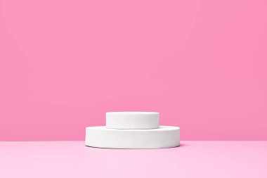 Pembe arka planda sunum ürünleri ve kozmetik ürünleri için boş beyaz yuvarlak podyum. en küçük sahne