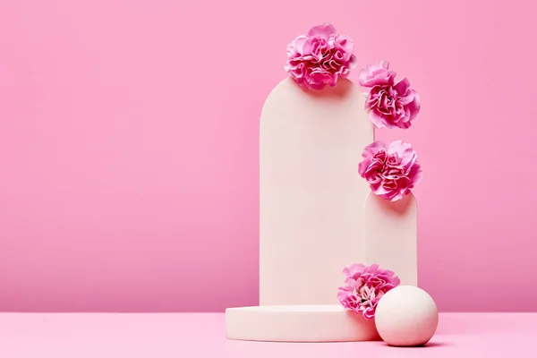 Podium Kwiatami Eleganckim Łukiem Pastelowym Różowym Tle Etap Prezentacji Produktu — Zdjęcie stockowe