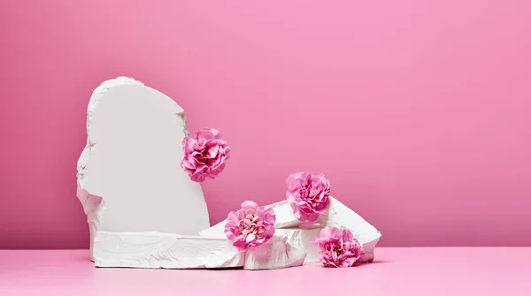 Białe Kamienie Różowe Kwiaty Odizolowane Różowym Tle Podium Prezentacji Produktów — Zdjęcie stockowe