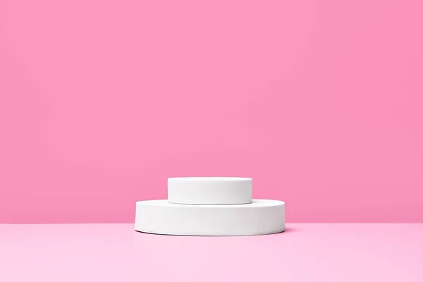 Puste Białe Okrągłe Podium Prezentacji Produktów Kosmetyków Różowym Tle Minimalna — Zdjęcie stockowe