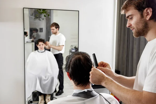 Barber Caucasian Man Front Mirror White Barber Shop — Stock Photo, Image