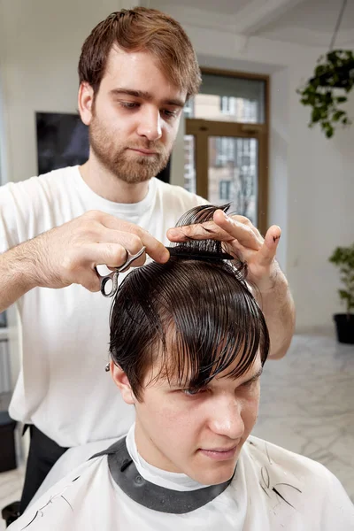 Professional Male Hairstylist Serving Young Caucasian Client Man Modern Barber — 스톡 사진