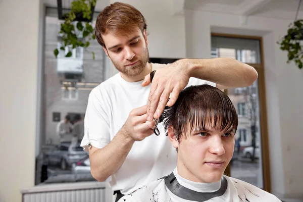 Young Caucasian Man Getting Haircut Professional Male Hairstylist Using Comb — Stok fotoğraf