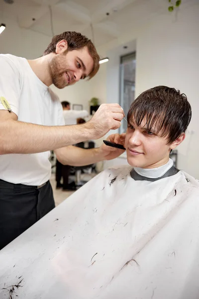 Young Caucasian Man Getting Haircut Professional Male Hairstylist Using Comb — Foto Stock