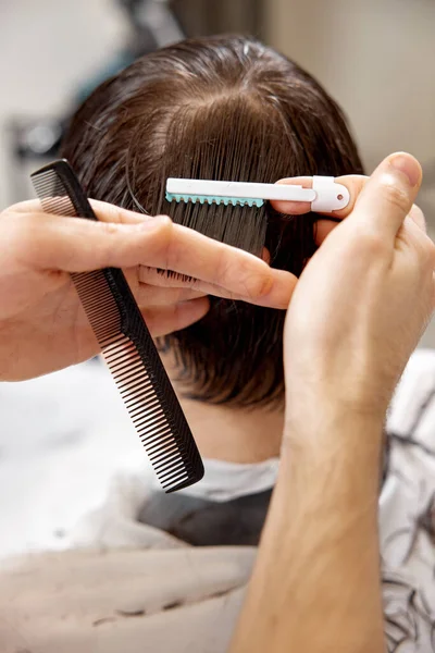 Coiffeur Fait Coupe Cheveux Pour Homme Caucasien Dans Salon Coiffure — Photo