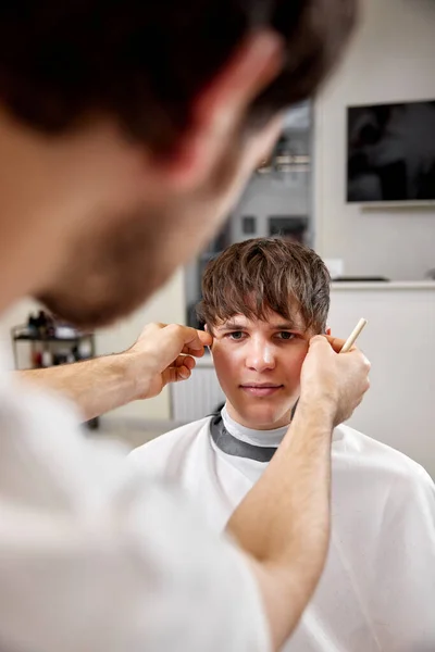 Young Caucasian Man Getting Haircut Professional Male Hairstylist Barber Shop — Stok fotoğraf