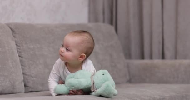 可愛いです赤ちゃん女の子遊びとともに柔らかいおもちゃウサギで家 — ストック動画