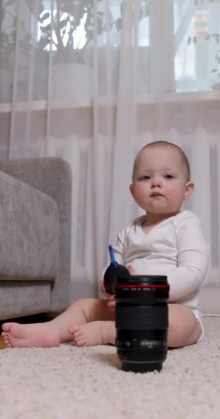 Mała Dziewczynka Bawiąca Się Dmuchawą Powietrza Obiektywem Kamery Domu Mały — Wideo stockowe