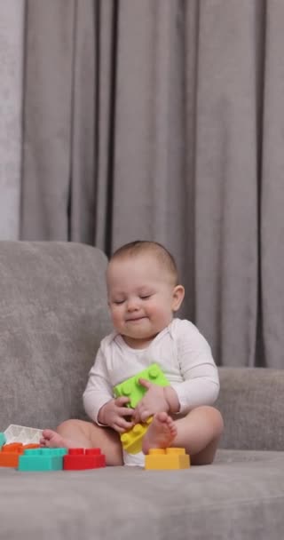Niedliches Kleines Mädchen Das Hause Mit Bunten Spielzeugklötzen Spielt Frühe — Stockvideo