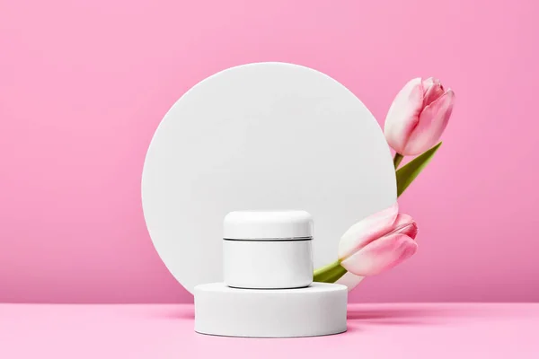 Kosmetyczne Produkty Premium Białym Okrągłym Podium Pastelowymi Tulipanami Różowym Tle — Zdjęcie stockowe