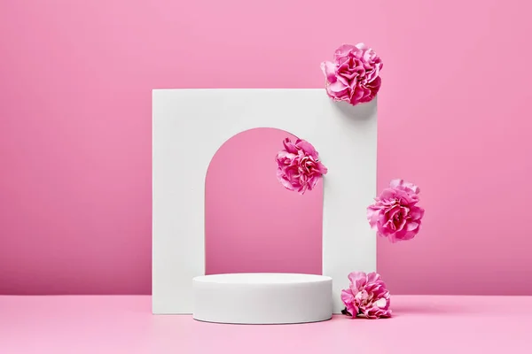 Podio Blanco Con Flores Rosadas Elegante Arco Aislado Sobre Fondo —  Fotos de Stock