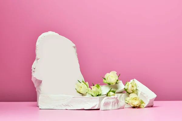 Білі Камені Білі Троянди Ізольовані Рожевому Фоні Подіум Презентації Продуктів — стокове фото