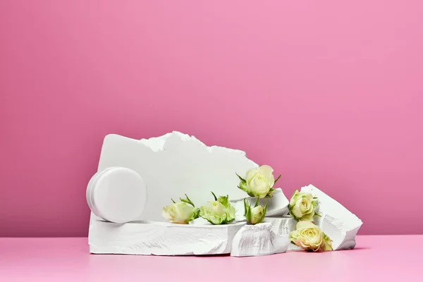 Λευκό Βάζο Κρέμα Πέτρες Και Λευκά Τριαντάφυλλα Που Απομονώνονται Ροζ — Φωτογραφία Αρχείου